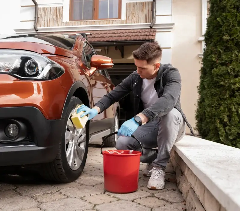 Lavage auto à domicile Saint-Martin-Petit : professionnel intervenant sur un véhicule
